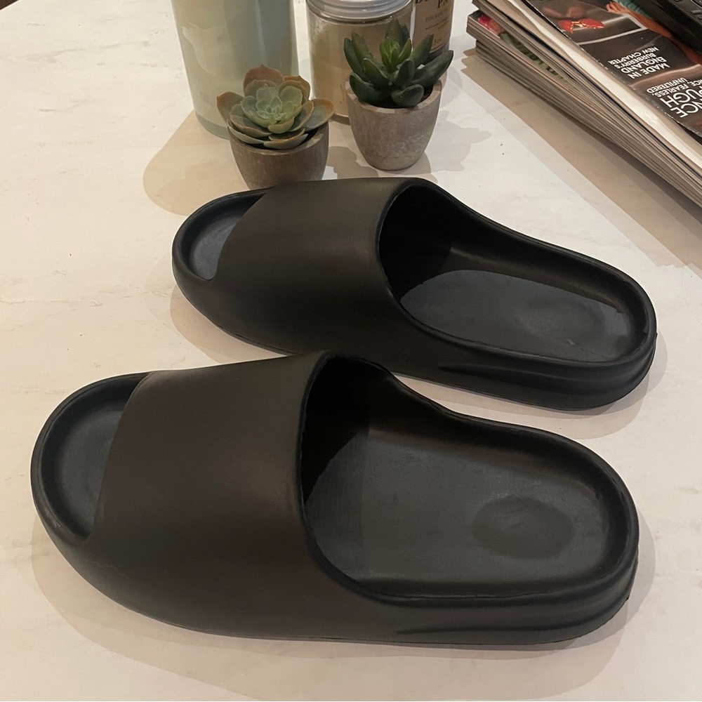 Black cloud slip on slide sandals size 40 - 41 NEW NWT